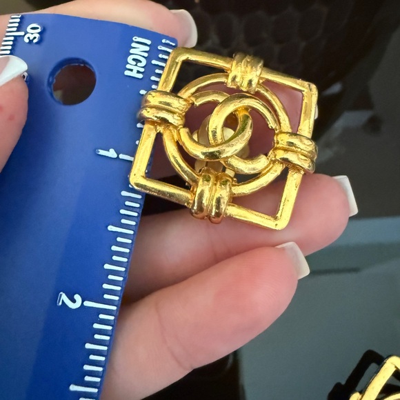 LOT 2065a 24K gold plated CHANEL vintage square CC logo clip on earrings - Picture 7 of 9